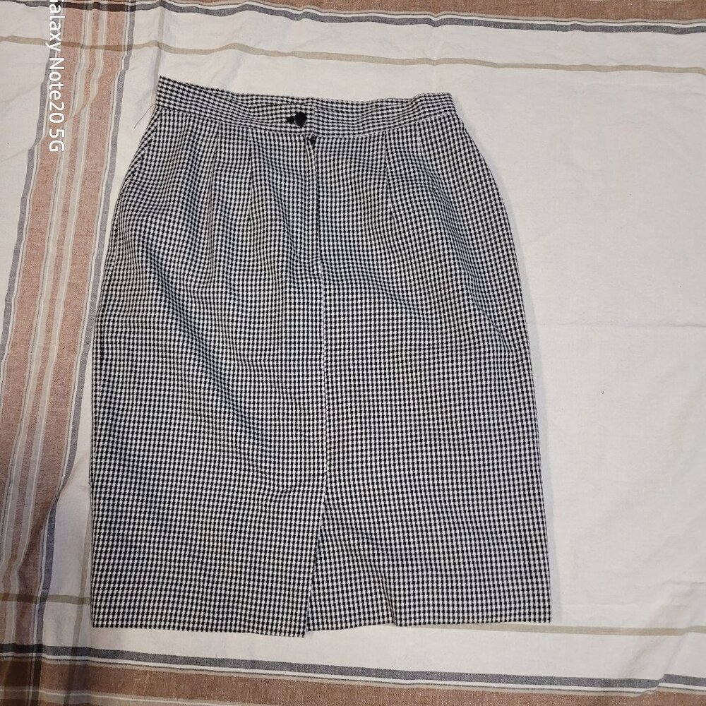 Pin check pencil skirt